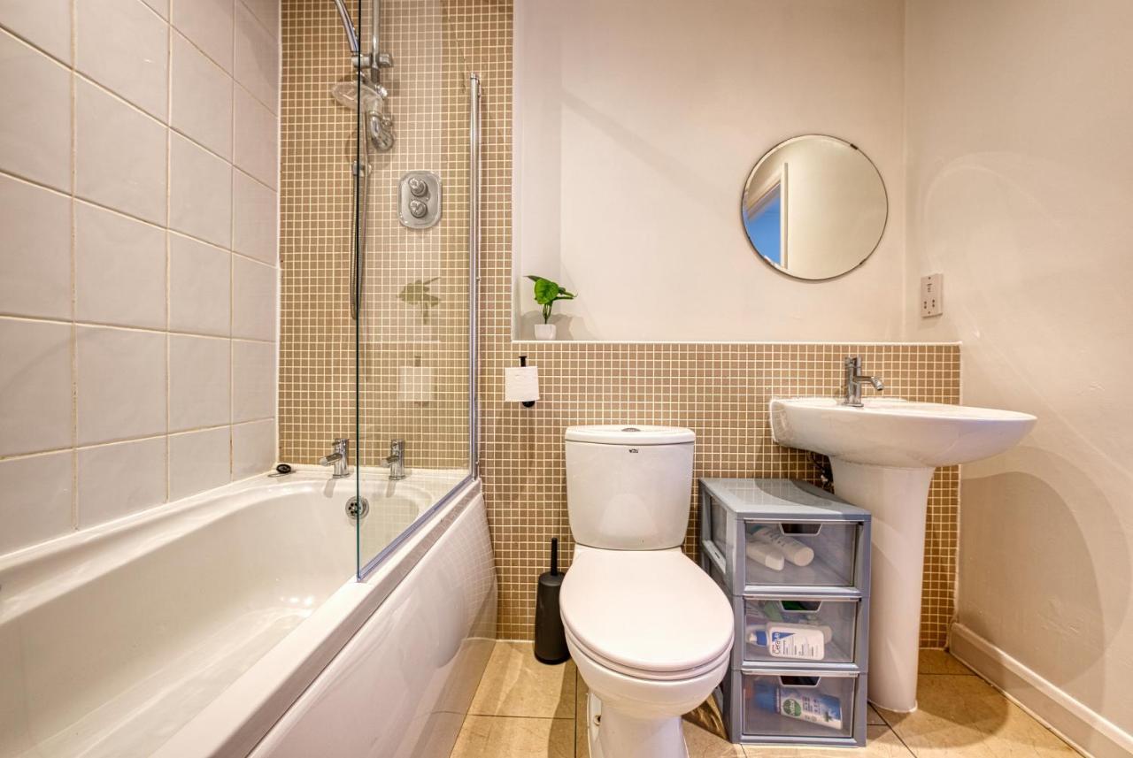 Cute 2 Bed Flat In The Heart Of By 20property Short Lets & Serviced
